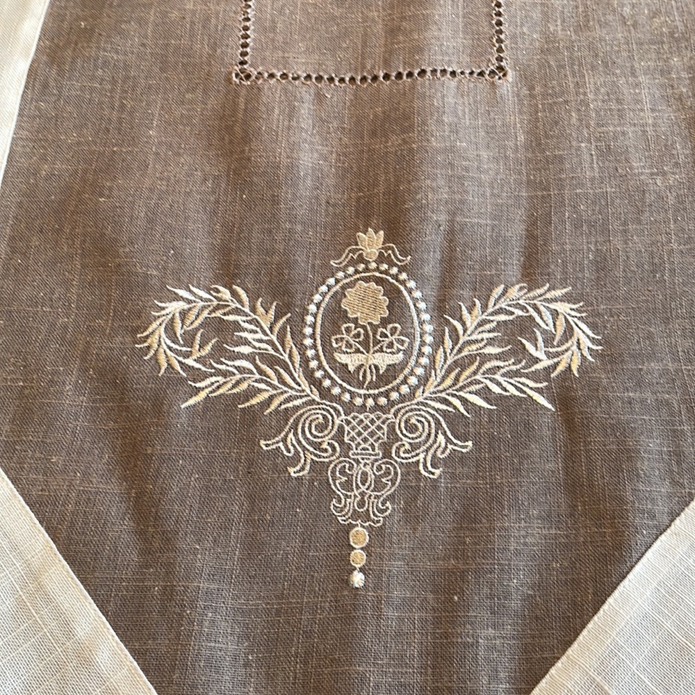 Table Runner - Picture 2 of 6